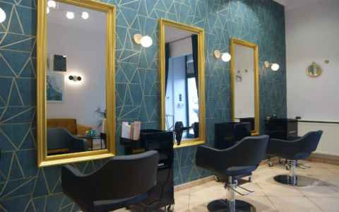 wnętrze salonu urody z lustrami